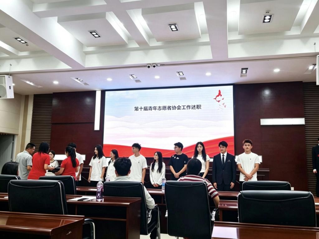青年志愿者协会成员参加本次会议