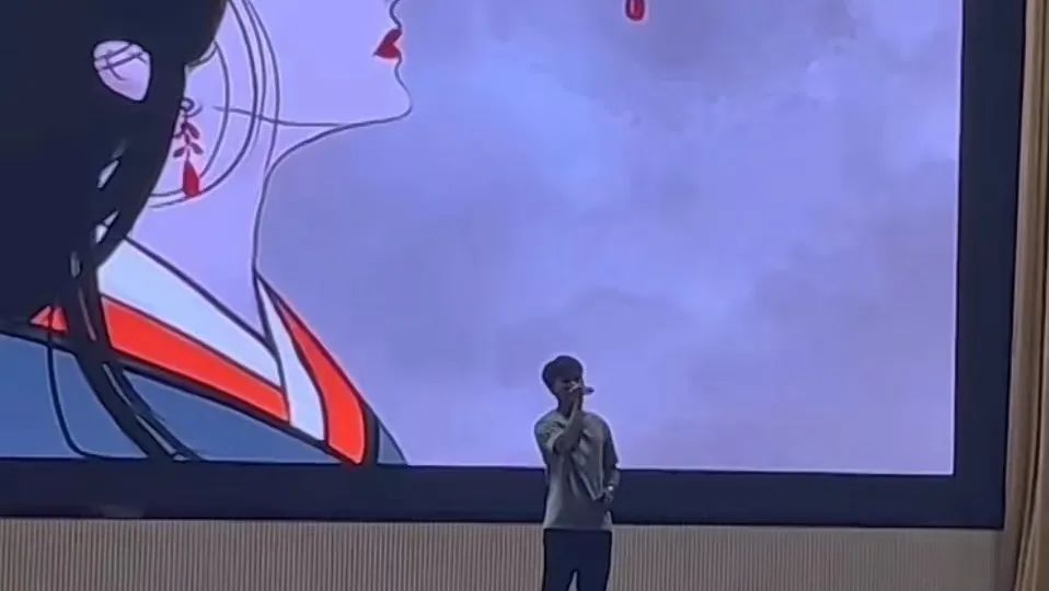 帅气的两位主持人登场