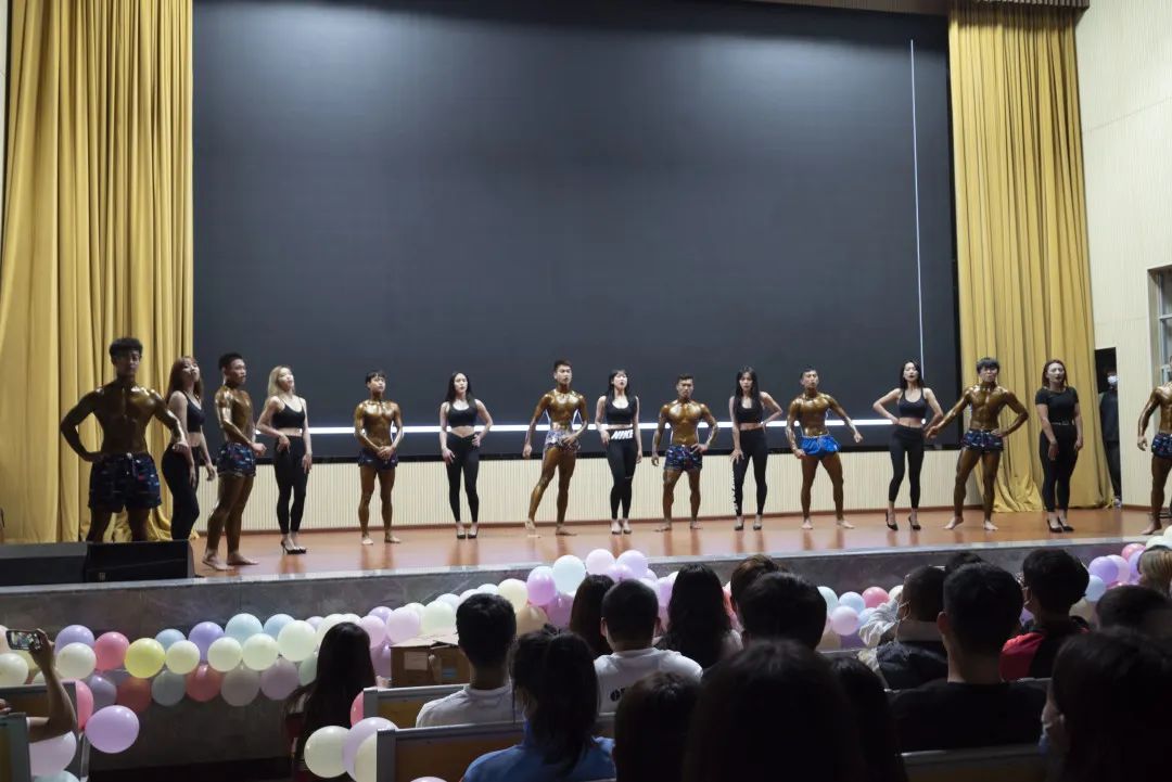 21届体教八班王子鸣同学给大家带来了