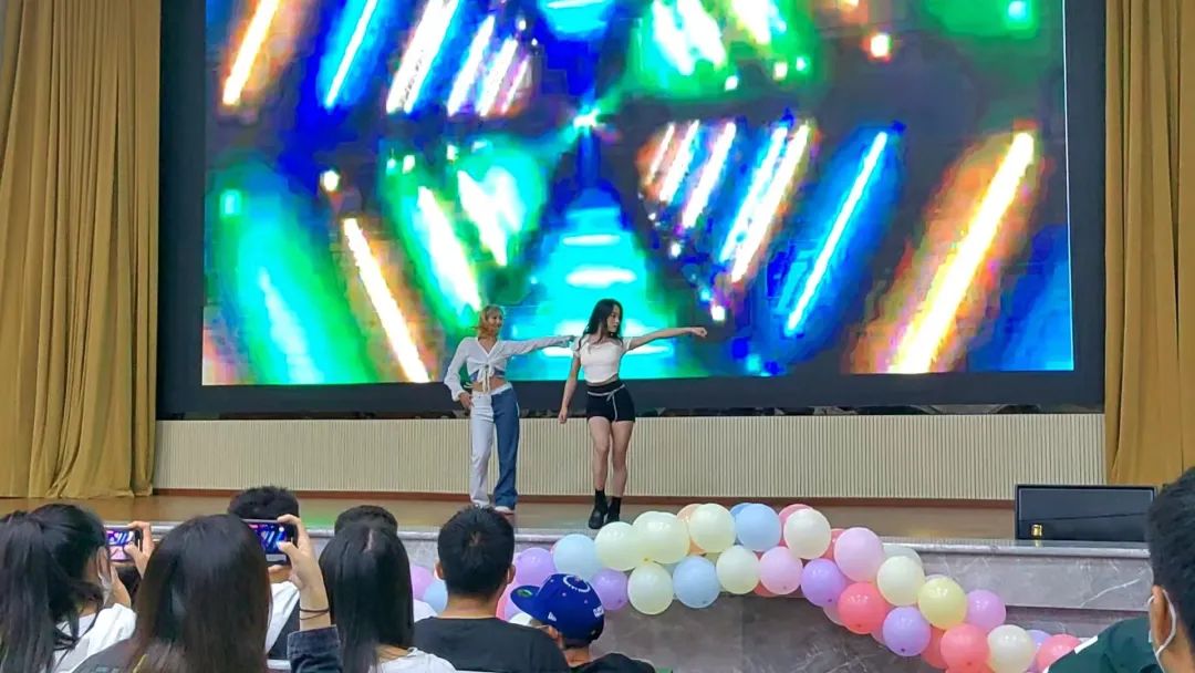 迎新晚会正式拉开帷幕